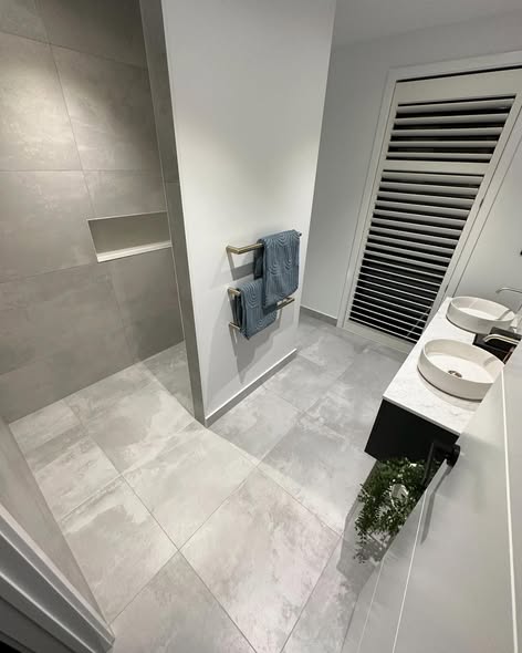 Concrete-look large-format tiled bathroom