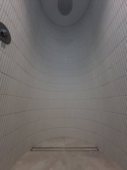 Curved shower with finger mosaic tiles